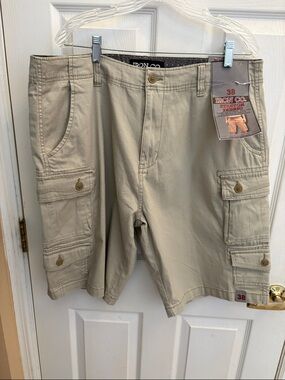 Men’s NWT Khaki Cargo Shorts Iron co. Size 38
